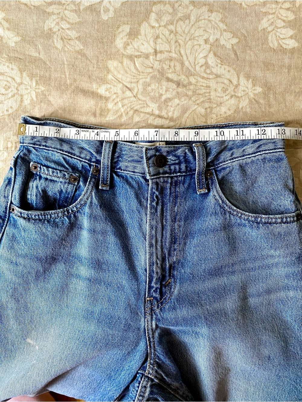 Levi’s Cinch Barrel Jeans Wide Leg Medium Wash Light Distress Fading Size 26 - Picture 8 of 16